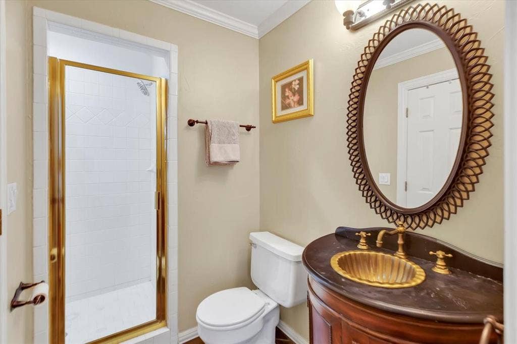 5111 Ambergate Lane, Dallas, TX 75287 Upstairs Bathroom suite