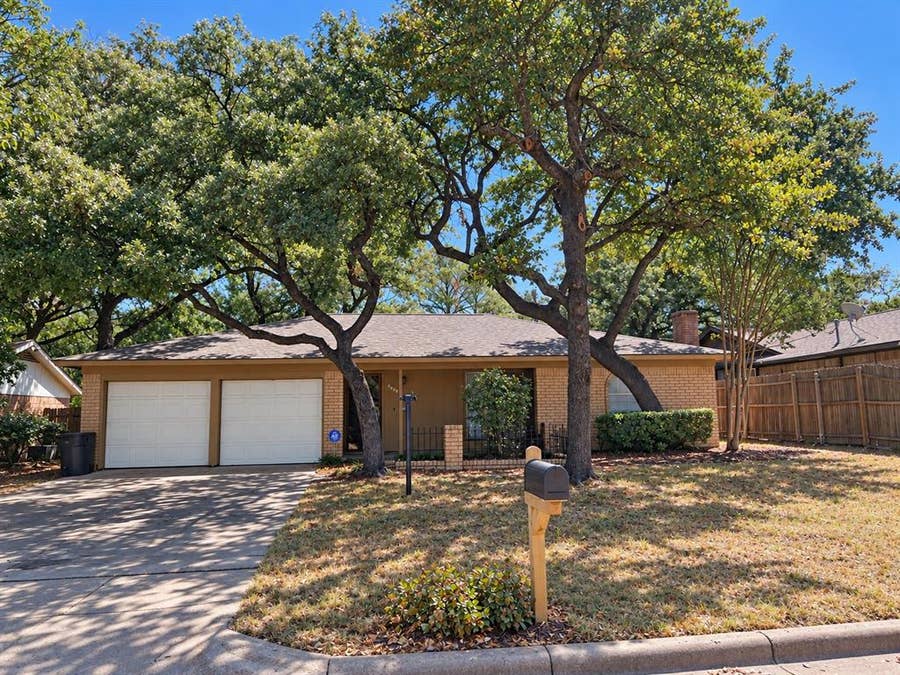 Property photo for 2809 Bent Tree Lane, Arlington, TX