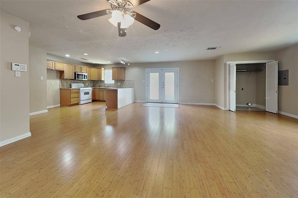 805 Aransas Drive, Euless, TX 76039 805 Aransas Drive, Euless, TX 76039