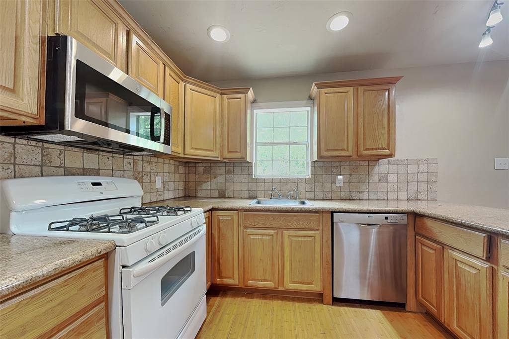 805 Aransas Drive, Euless, TX 76039 805 Aransas Drive, Euless, TX 76039