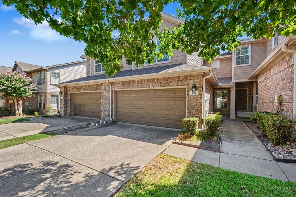 932 Avondale Lane, Plano, TX 75025 932 Avondale Lane, Plano, TX 75025