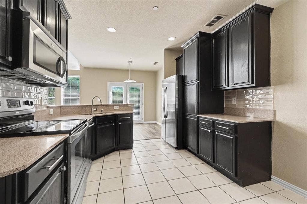 932 Avondale Lane, Plano, TX 75025 932 Avondale Lane, Plano, TX 75025