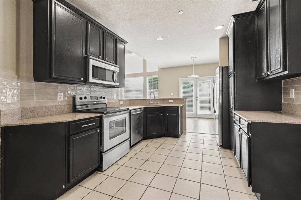 932 Avondale Lane, Plano, TX 75025 932 Avondale Lane, Plano, TX 75025