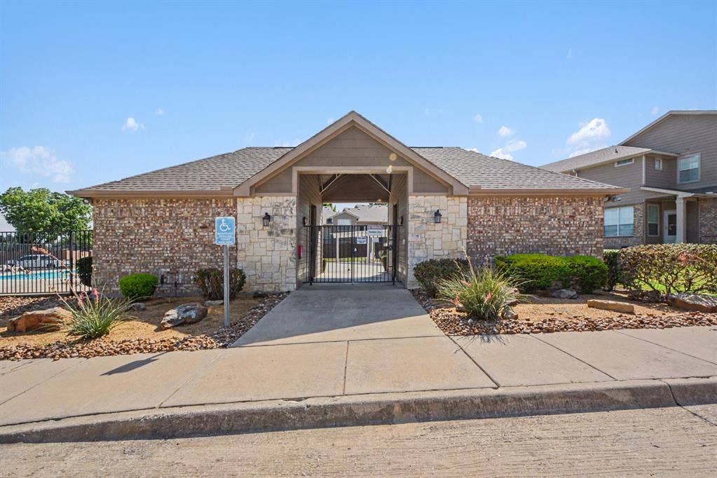 932 Avondale Lane, Plano, TX 75025 932 Avondale Lane, Plano, TX 75025