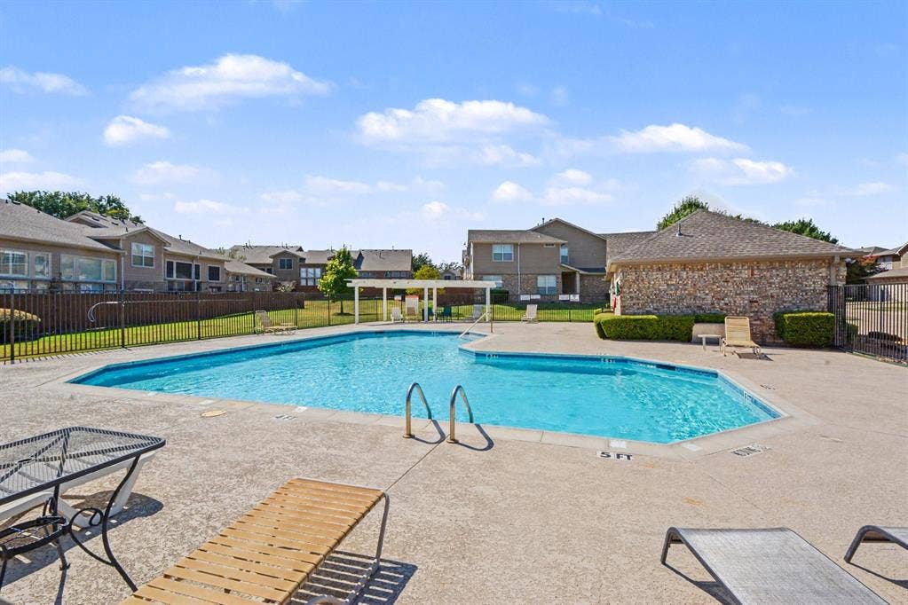 932 Avondale Lane, Plano, TX 75025 932 Avondale Lane, Plano, TX 75025