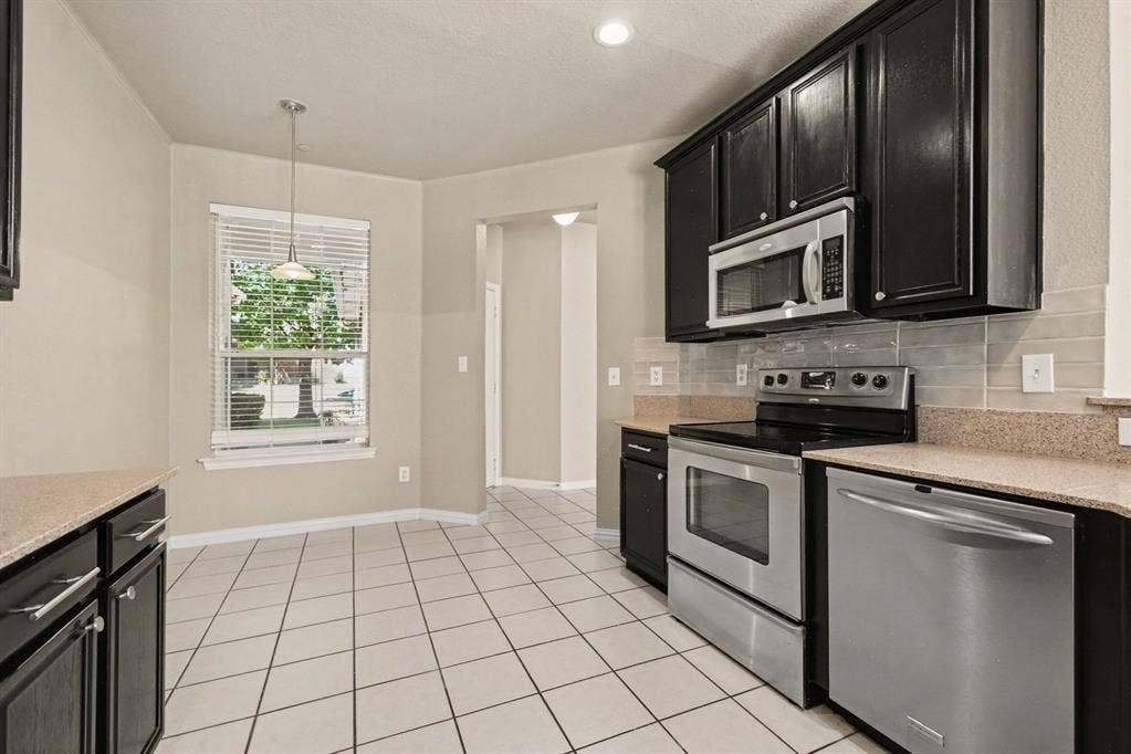 932 Avondale Lane, Plano, TX 75025 932 Avondale Lane, Plano, TX 75025