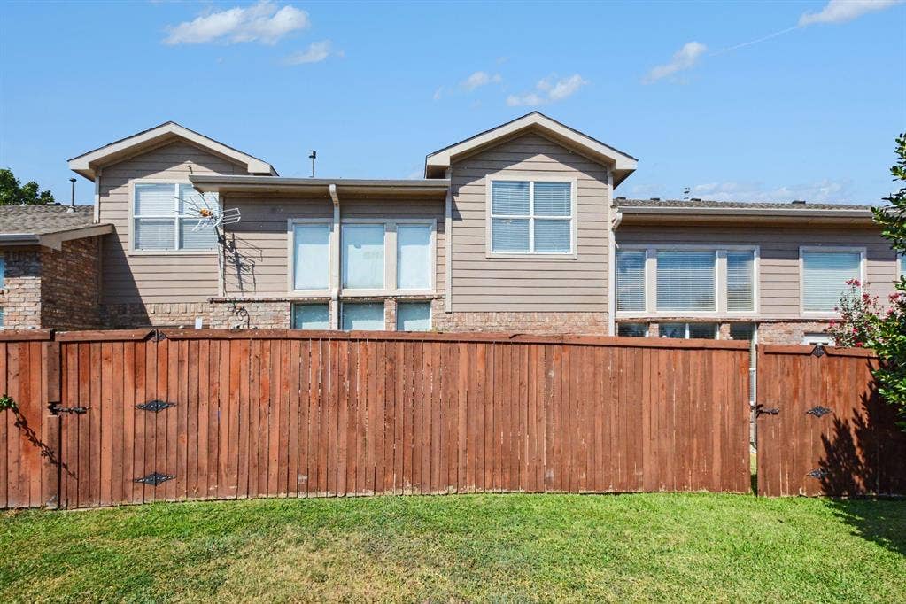 932 Avondale Lane, Plano, TX 75025 932 Avondale Lane, Plano, TX 75025