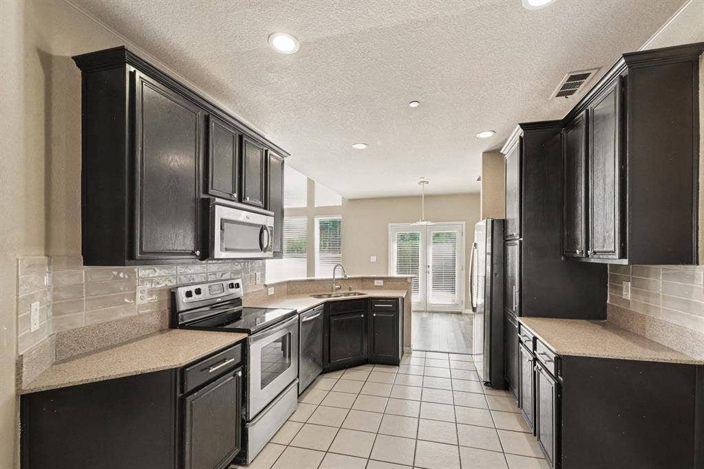 932 Avondale Lane, Plano, TX 75025 932 Avondale Lane, Plano, TX 75025