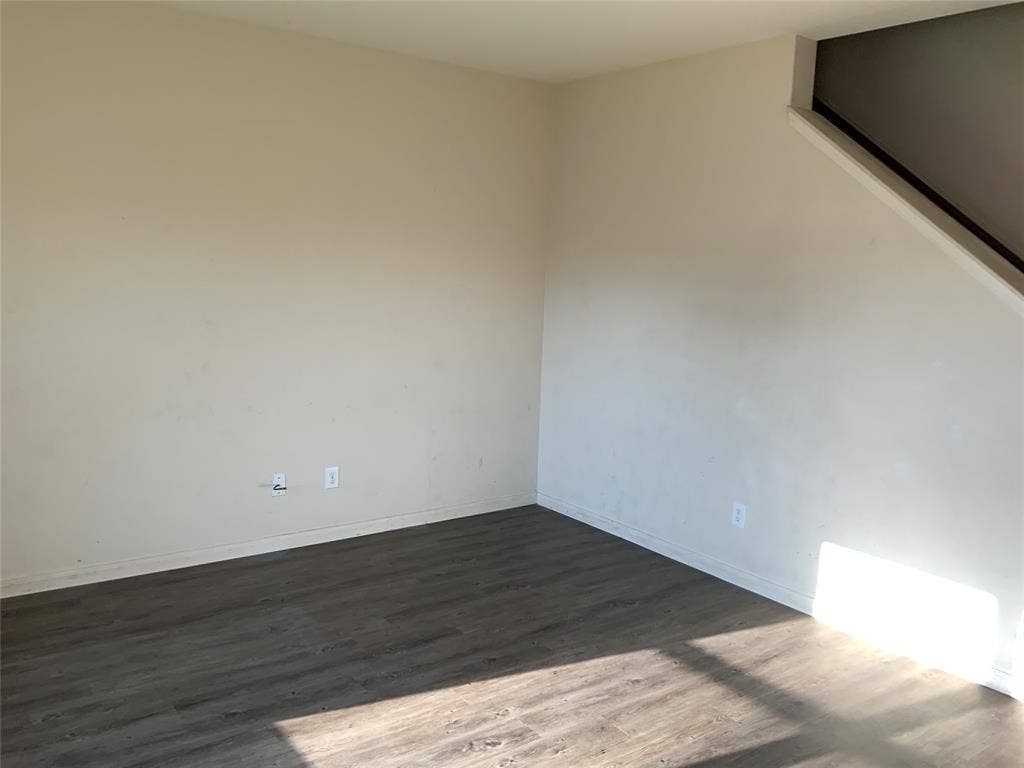 1030 Stanwyck Avenue, Duncanville, TX 75137 Wood-finish flooring with neutral wall tones