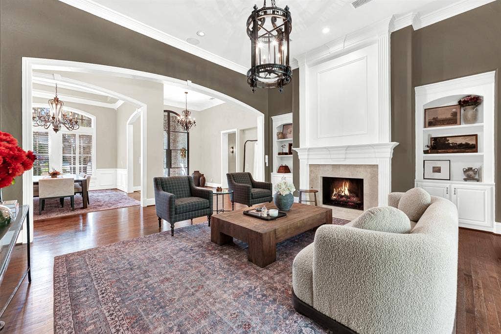 5237 SKY LAKE Drive, Plano, TX 75093 A dramatic wide archway effortlessly connects the living area to surrounding wings, bathing every corner in balanced natural light. It’s easy to envision welcoming friends for effortless weekend gatherings that flow naturally from room to room.