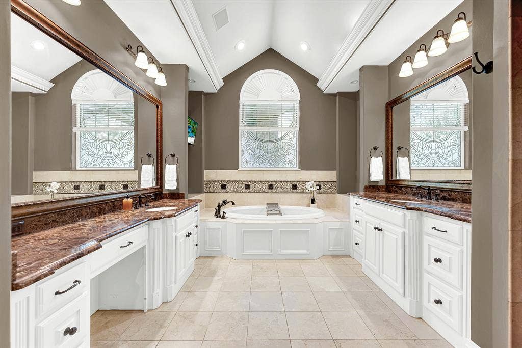 5237 SKY LAKE Drive, Plano, TX 75093 A dramatic vaulted ceiling directs sunlight straight toward an arched, leaded-glass window over the drop-in tub. Indulge in a long, luxurious bath surrounded by soft, ambient light.