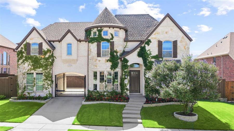 Property photo for 4664 Maverick Way, Carrollton, TX