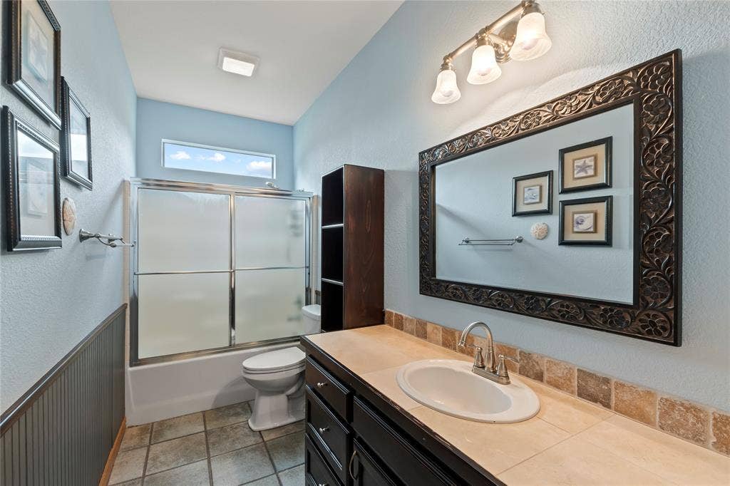 5459 Woodland Shores Drive, Log Cabin, TX 75148 Second Downstairs Full bath which serves bedrooms two and three.
