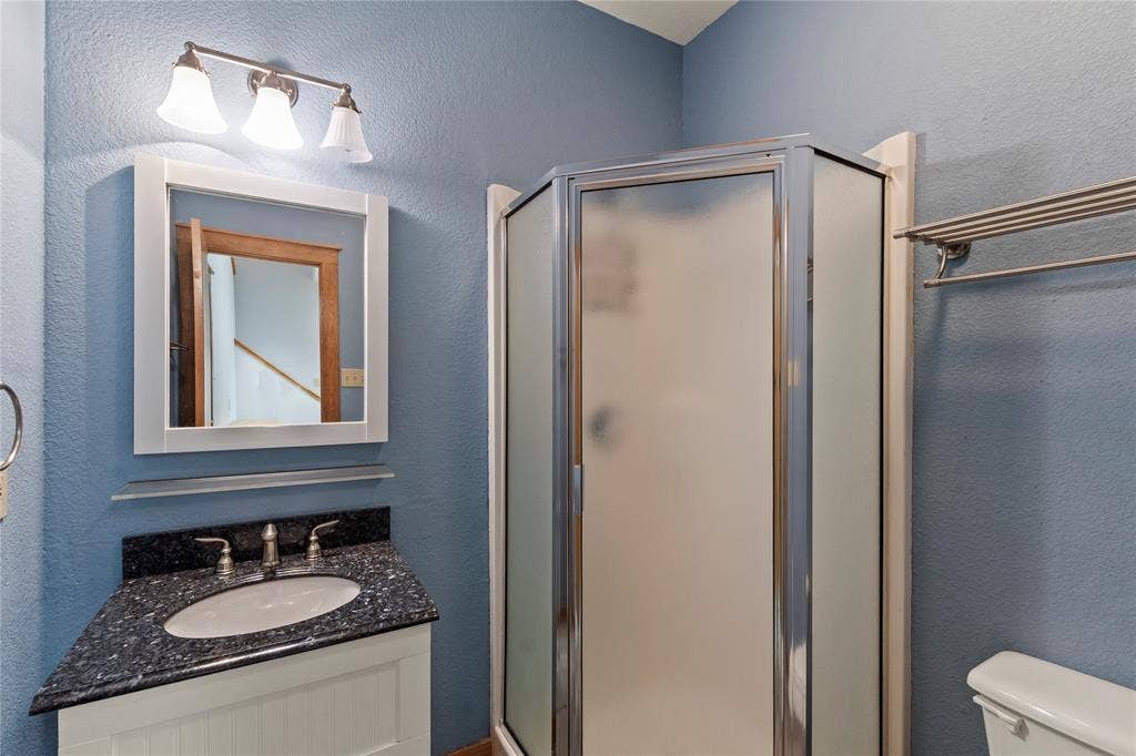 5459 Woodland Shores Drive, Log Cabin, TX 75148 Full bath that services the upstairs bunk room and game room.