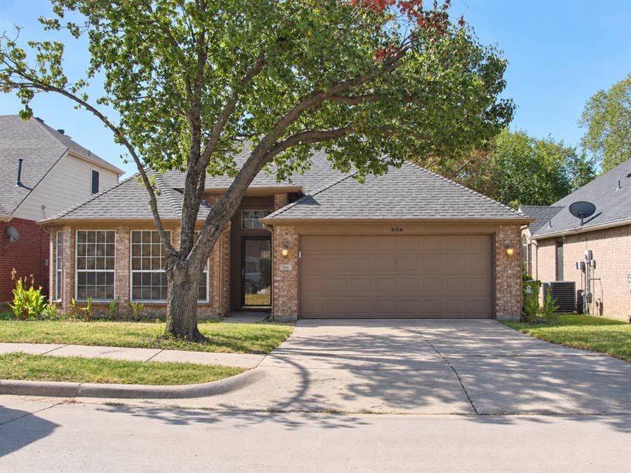 Property photo for 606 Lake Bridge Drive, Lake Dallas, TX