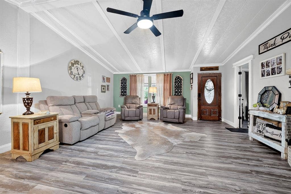 302 Longleaf Street, Gun Barrel City, TX 75156 Vaulted ceiling with exposed beams