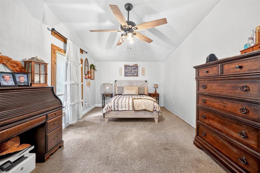 302 Longleaf Street, Gun Barrel City, TX 75156 Vaulted ceiling with an installed ceiling fan and light fixture