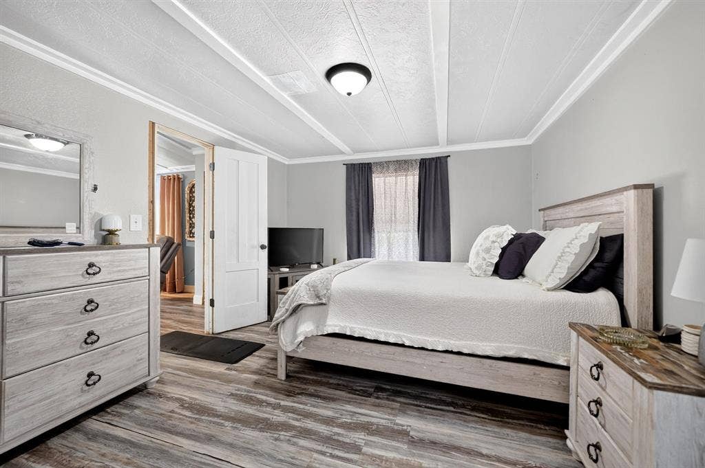 302 Longleaf Street, Gun Barrel City, TX 75156 Wood-finish flooring, white paneled ceilings, and light gray wall paint