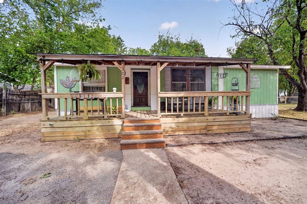 302 Longleaf Street, Gun Barrel City, TX 75156 Covered front porch with wood railing and steps