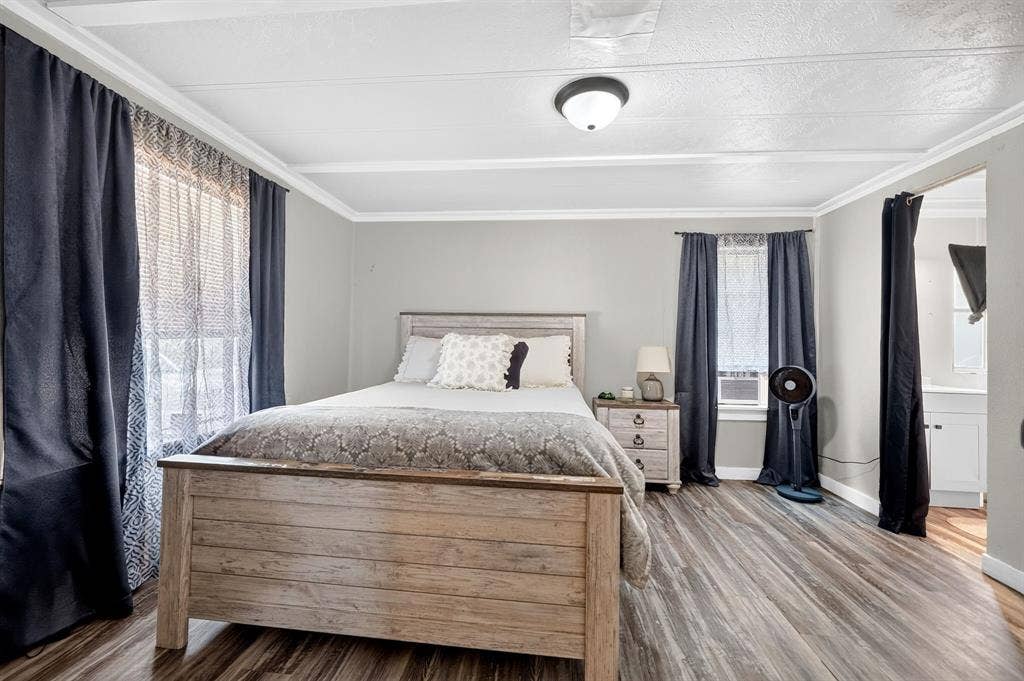 302 Longleaf Street, Gun Barrel City, TX 75156 Room featuring wood-finish flooring, a ceiling-mounted light fixture, and crown molding