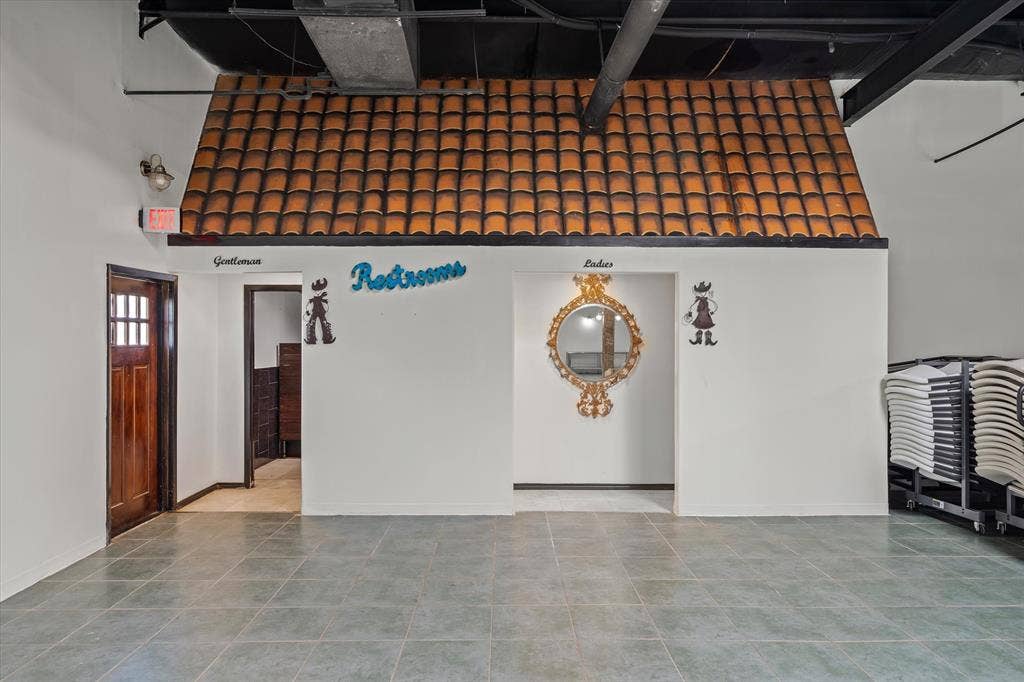 323 County Road 3507, Edgewood, TX 75117 His and hers bathrooms for hundreds of close friends.