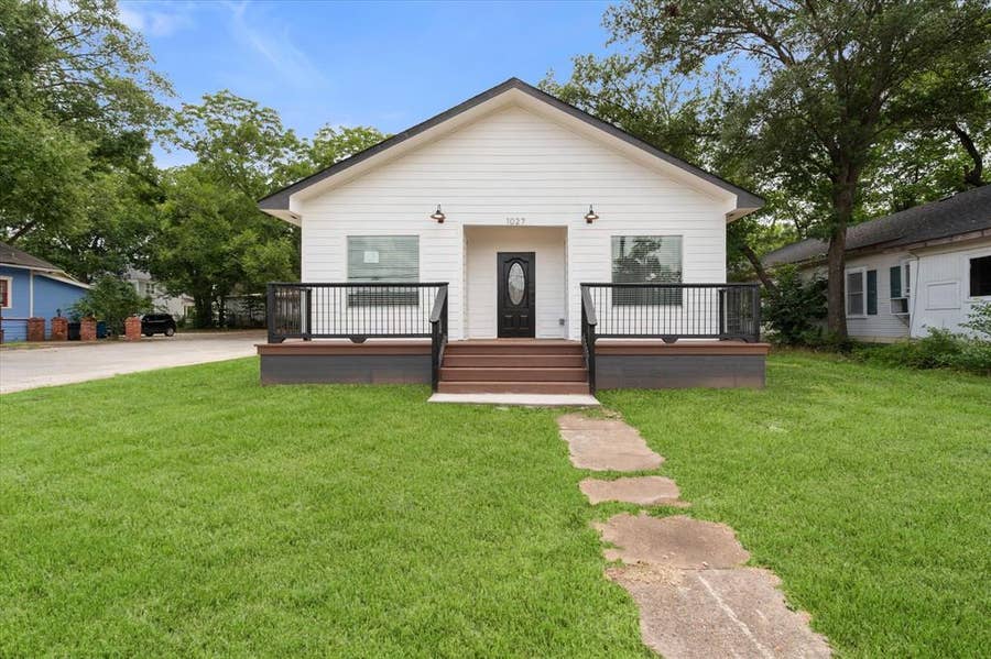 Property photo for 1027 W 2nd Avenue, Corsicana, TX