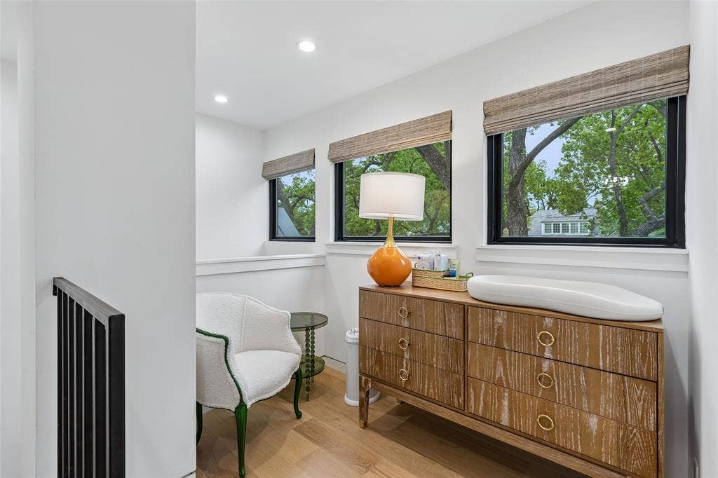 6242 Prospect Avenue, Dallas, TX 75214 Sitting room & niche upstairs off the master
