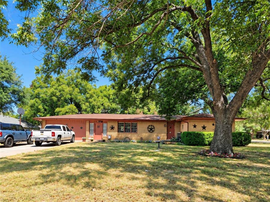 Property photo for 800 Kerry Lane, Azle, TX