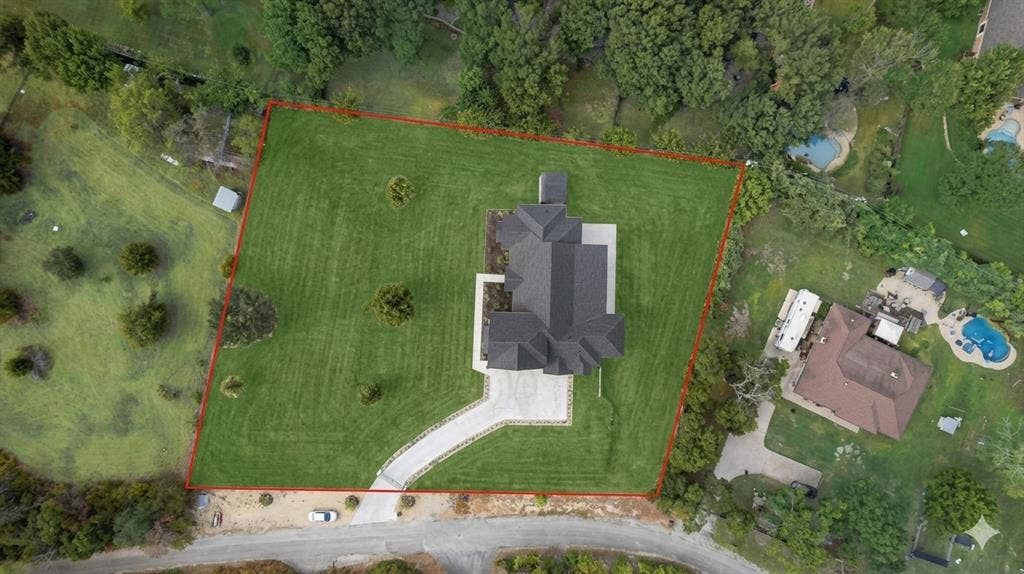 911 Oldgate Road, Lakeside, TX 76108 Grass is digitally displayed. Lot lines are approximate.