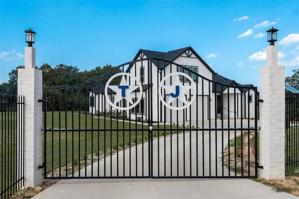 911 Oldgate Road, Lakeside, TX 76108 Stately gate