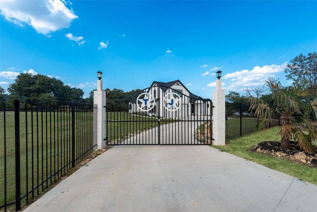 911 Oldgate Road, Lakeside, TX 76108 911 Oldgate Road, Lakeside, TX 76108