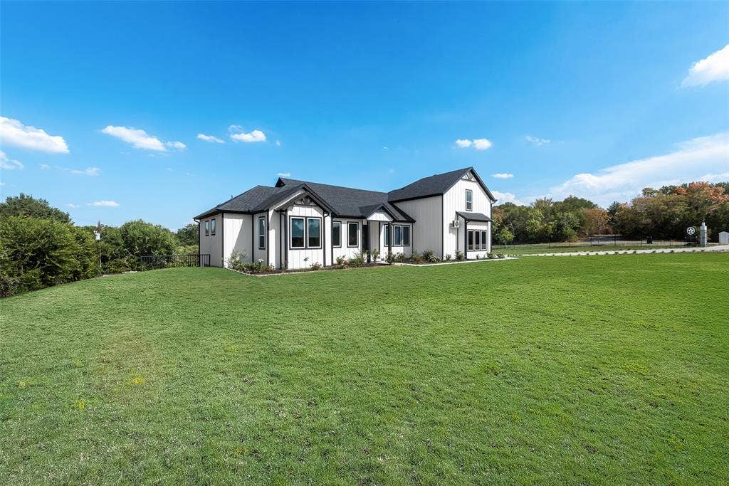 911 Oldgate Road, Lakeside, TX 76108 Huge lot to accommodate big pool , basketball court additional small guest house too.