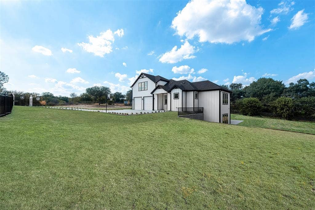 911 Oldgate Road, Lakeside, TX 76108 Grass is digitally displayed