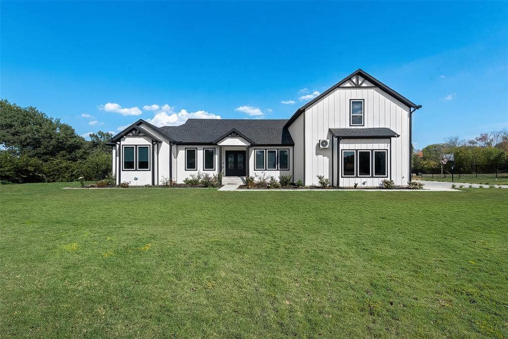 911 Oldgate Road, Lakeside, TX 76108 Grass is digitally displayed