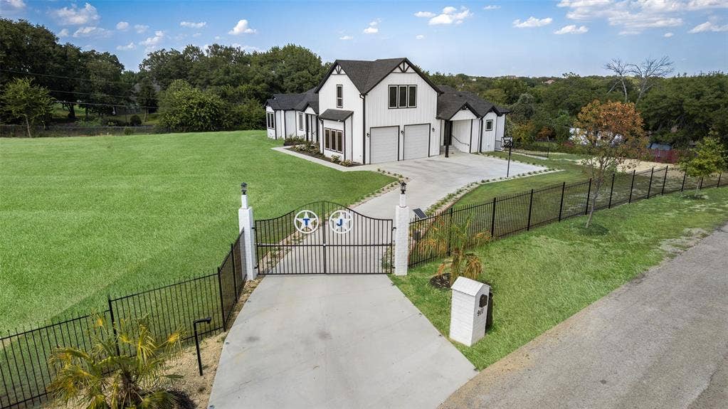 911 Oldgate Road, Lakeside, TX 76108 Grand entry. Grass is digitally displayed