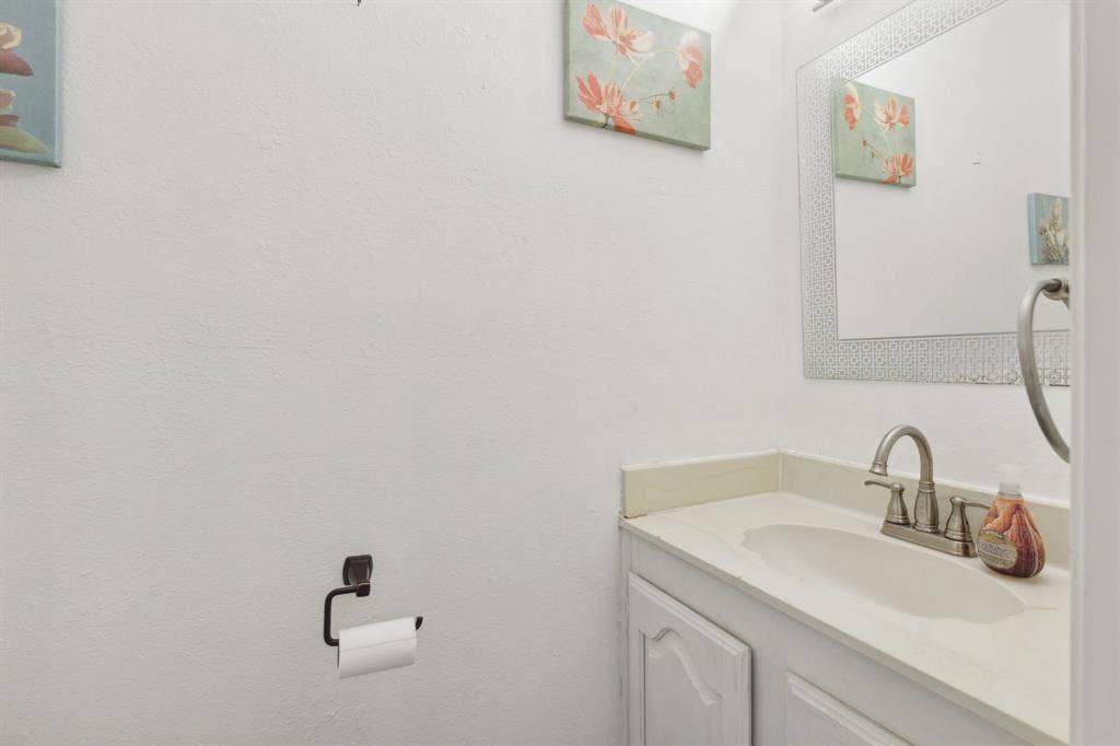 2020 Crestmeadow Street, Denton, TX 76207 Half bath