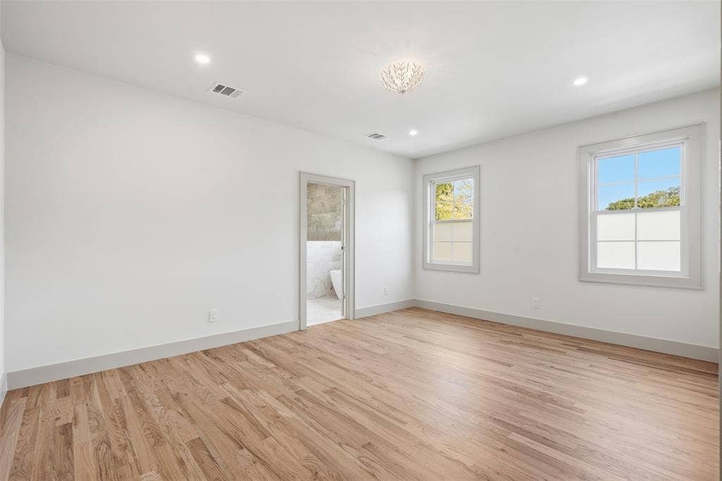 2212 Carleton Avenue, Fort Worth, TX 76107 2nd Floor Suite with en-suite bath