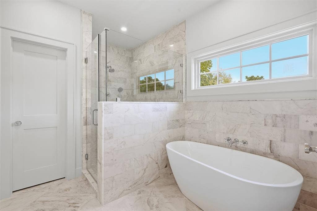 2212 Carleton Avenue, Fort Worth, TX 76107 2nd Floor en-suite bath