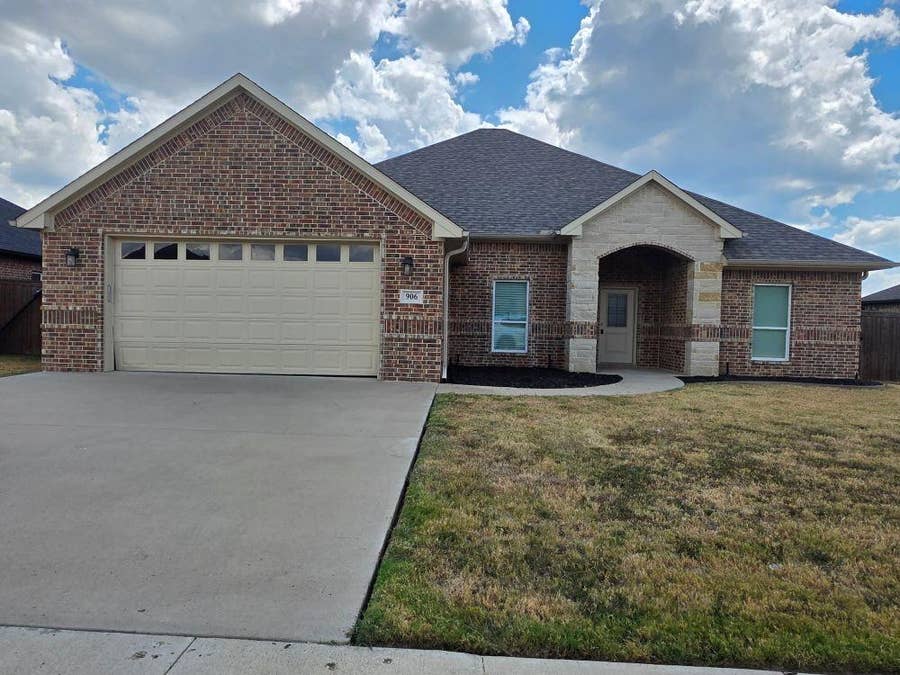 Property photo for 906 Stone Meadow Drive, Mabank, TX