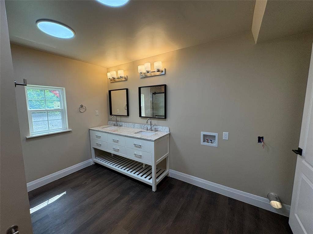 705 Vine Street, Euless, TX 76040 2nd laundry hookup location in master