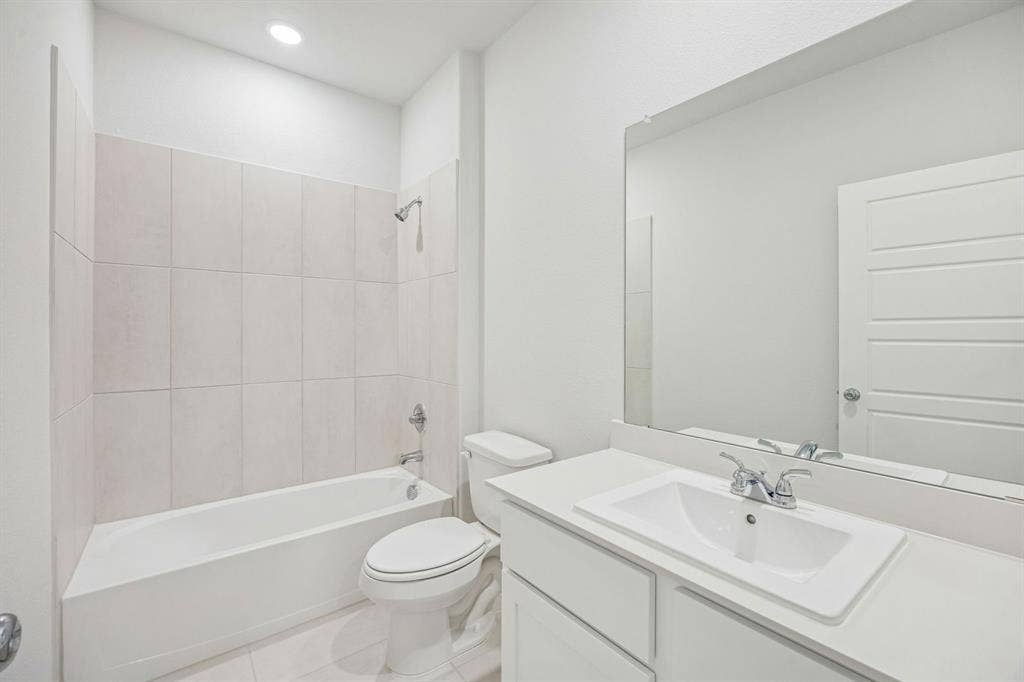 449 Hocking Hills Drive, Waxahachie, TX 75165 Bathroom in the Stanley II home plan by Trophy Signature Homes – REPRESENTATIVE PHOTO