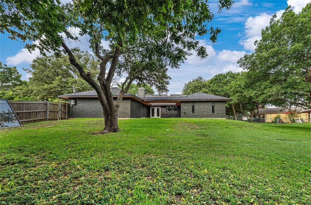 9917 Sandalwood Drive, Woodway, TX 76712 Installed soon: new, cedar matched fencing and landscaping