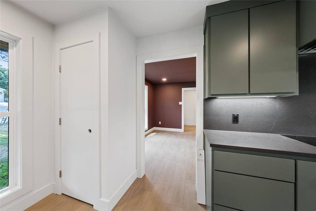 9917 Sandalwood Drive, Woodway, TX 76712 Installed soon: kitchen cabinetry hardware and light fixtures
