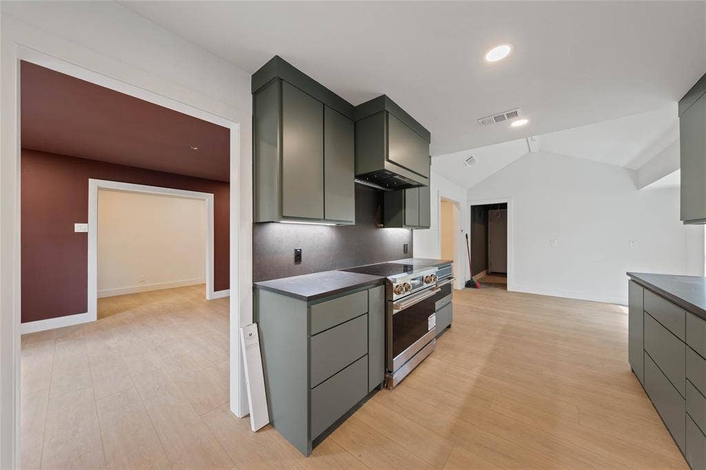 9917 Sandalwood Drive, Woodway, TX 76712 Installed soon: kitchen cabinetry hardware and light fixtures