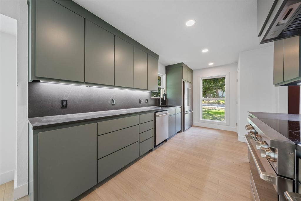 9917 Sandalwood Drive, Woodway, TX 76712 Installed soon: kitchen cabinetry hardware and light fixtures