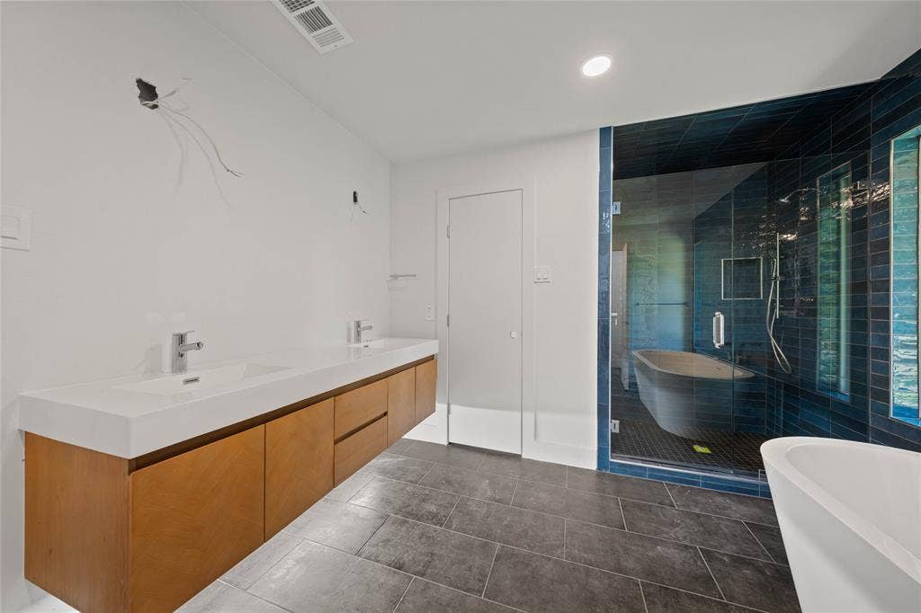 9917 Sandalwood Drive, Woodway, TX 76712 Installed soon: light fixtures, mirrors, and hardware