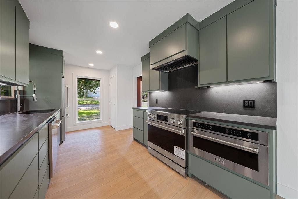 9917 Sandalwood Drive, Woodway, TX 76712 Installed soon: kitchen cabinetry hardware and light fixtures