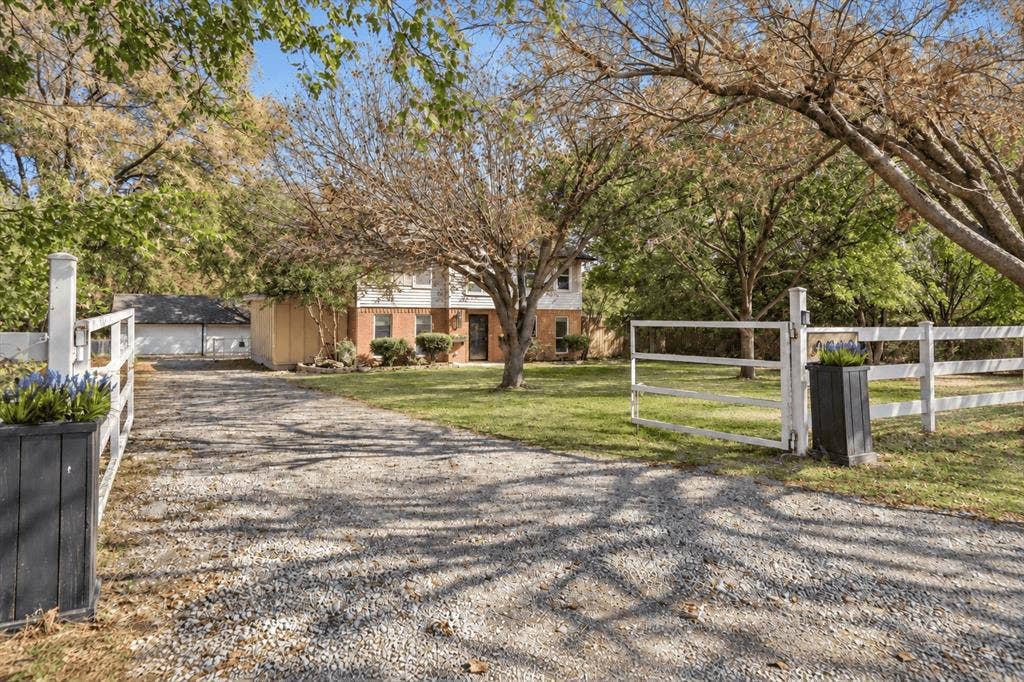 8912 S Hickory Road, Krum, TX 76249