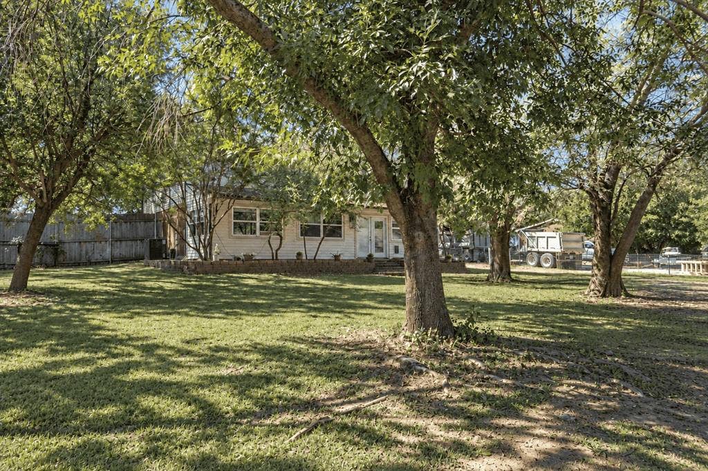 8912 S Hickory Road, Krum, TX 76249