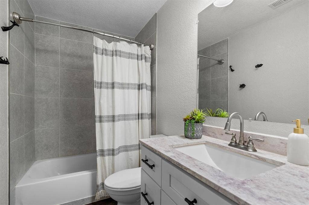 8912 S Hickory Road, Krum, TX 76249